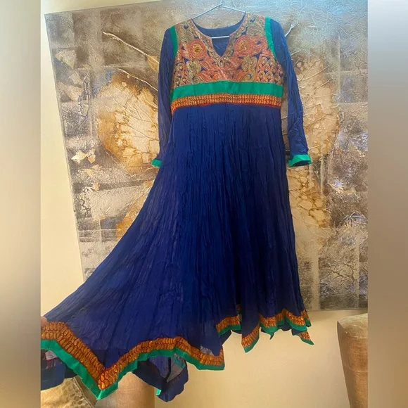 STUNNING CRUSHED KURTA WITH FRONT AND BACK HAND EMBROIDERY. VERY RICH AND FORMAL - Picture 2 of 4